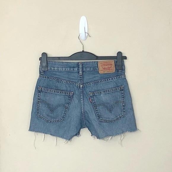 Levi’s 550 Size 26W Relax Fit Women’s Cutoff Shorts Denim Raw Hem - Picture 2 of 9